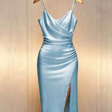 Elegante vestido ajustado de color champán con cuello cruzado francés romántico, cintura ceñida y adorno de perlas con abertura - Celeste - Ver 1