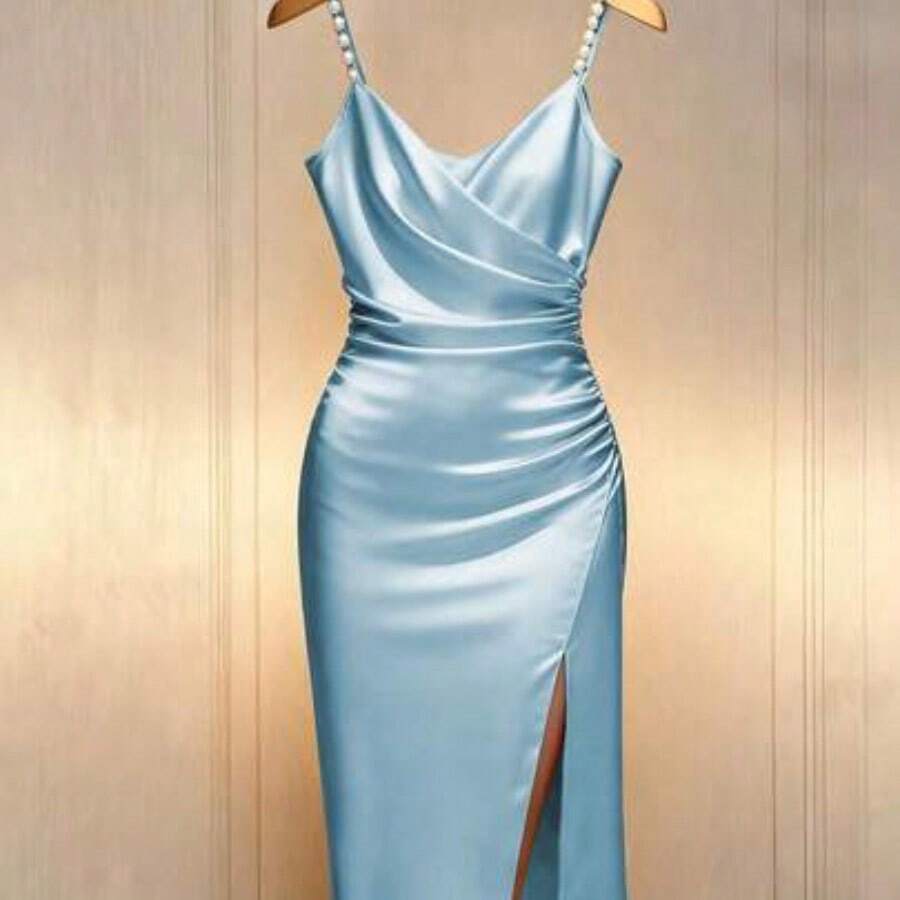 Elegante vestido ajustado de color champán con cuello cruzado francés romántico, cintura ceñida y adorno de perlas con abertura - Celeste - Ver 1