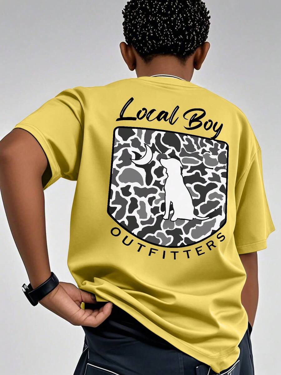 男童休閒圓領短袖T恤,印有「Local Boy」與「OUTFITTERS」文字、動物(狗)圖案,時尚百搭,適合青少年街頭穿搭,適穿春夏季 - 黃色 - 查看 1