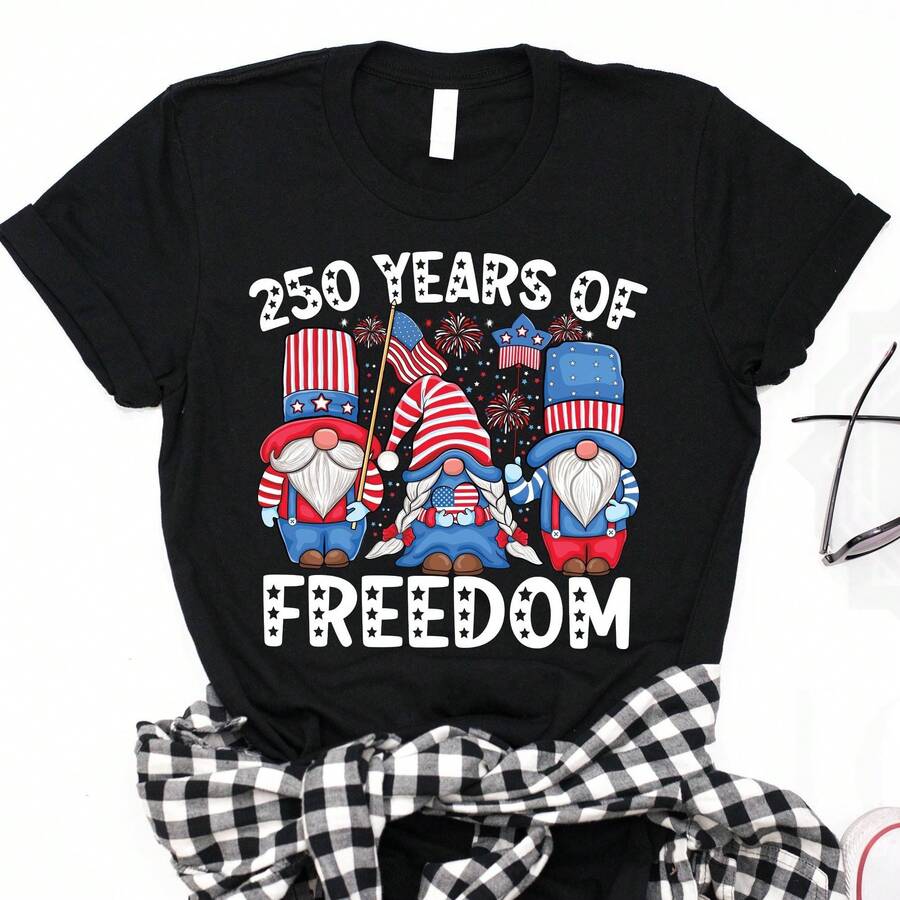 250 Years Of Freedom American Patriotic Gnome Print Crew Neck T Shirt Short Sleeve Casual Regular Fit Suitable For All Seasons For Daily Wear And Holiday Events summer tops for women summer - Negro - Ver 1