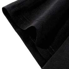 Camiseta 100% Algodón con Estampado de Mono Lindo "Hang In There", Negra, Manga Corta, Cuello Redondo, con Frase Inspiradora y Estampado de Abrazo de Bebé Mono, Prenda Casual de Estilo Urban - Negro - Ver 2