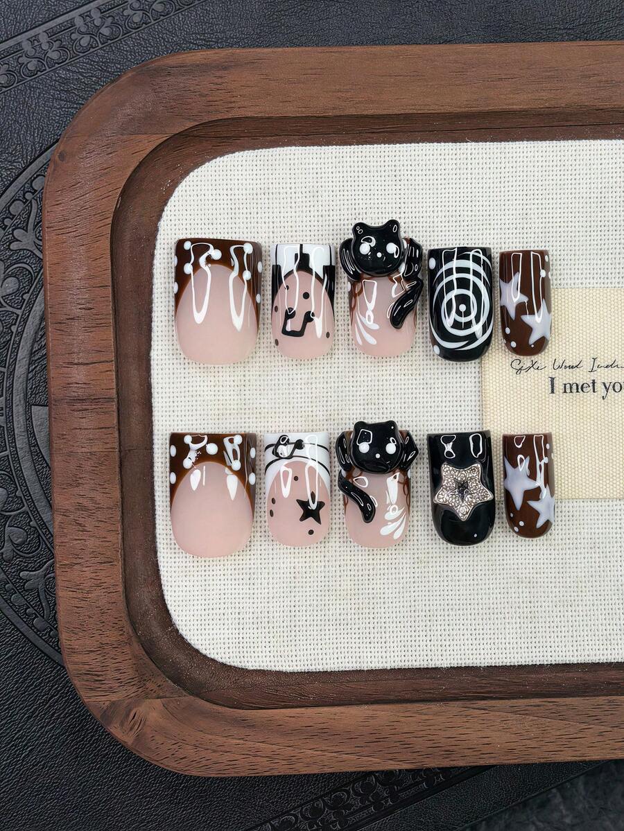10 Peças/Conjunto Arte de Unhas Y2K, Unhas Feitas à Mão, Unhas Rosas, Unhas Francesas Marrons, Arte de Unhas com Padrão de Gato Fofo e Piano Feitas à Mão, Adequado para Festa e Uso Diário. Unhas Quadradas Curtas. Unhas Quadradas Press-On Feitas à Mão, Unhas Postiças, Unhas Acrílicas, Unhas de Verão - Multicolorido - Visão 1