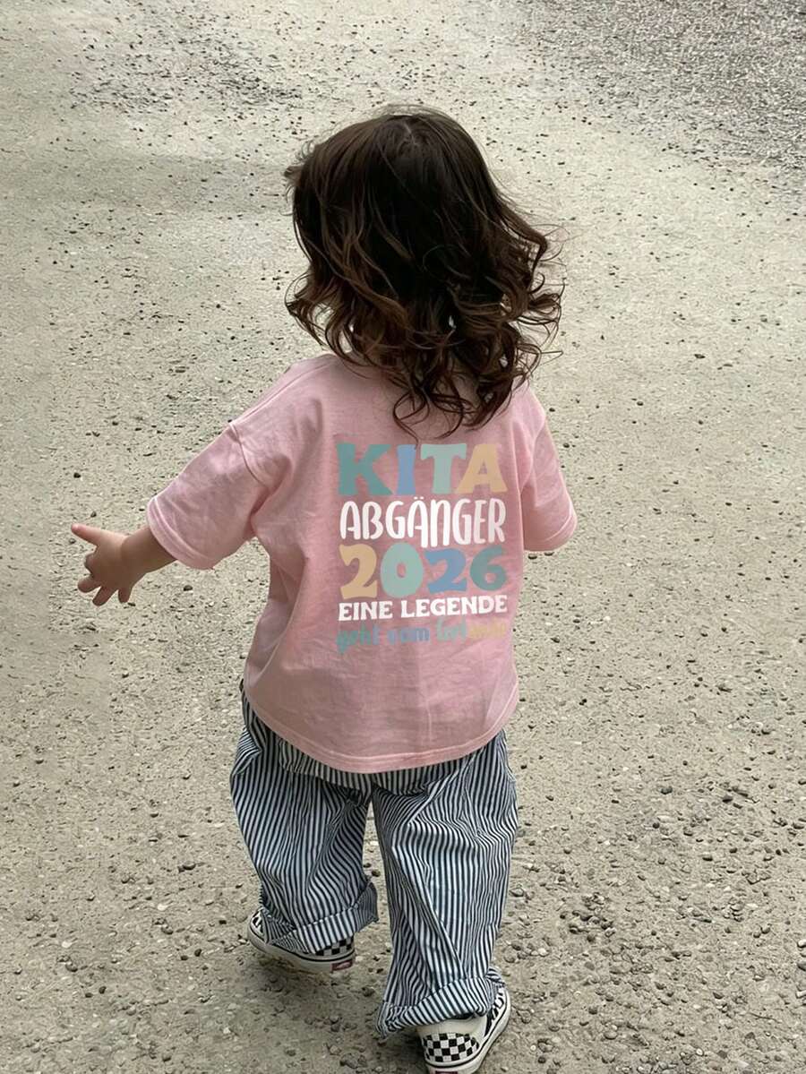 Young Girl "KITA ABG?NGER 2026 EINE E GEHT VOM GEL?NDE" Graphic Print T-Shirt, Soft And Comfortable Fabric, Suitable For Girls Outdoor Sports, Casual Wear, Street Style, Campus Style, Fashionable Girls Spring/Summer Casual Versatile Top - Pink - View 1