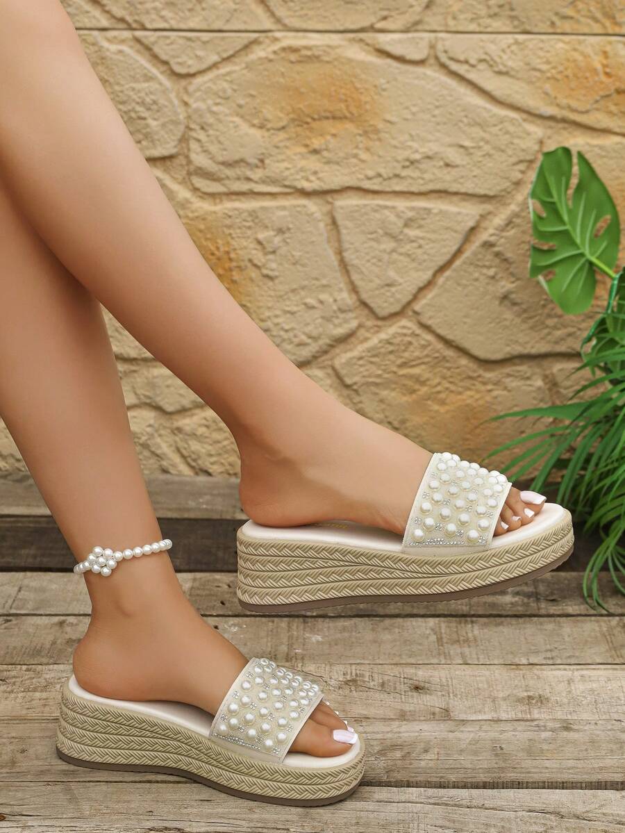 Sandal Hak Tinggi Minimalis Elegan dengan Desain Slip-On dan Hiasan Mutiara dan Berlian Imitasi, Model Wedges Platform, dan Ujung Terbuka. - Krem - View 1