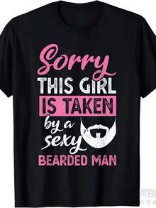 Frase divertida que muestra orgullo y humor sobre una relación amorosa con un hombre barbudo atractivo destacando letras grandes en tonos rosa y blanco que expresan confianza estilo urbano y - Negro - Ver 1