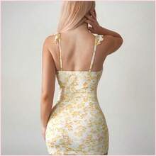 Vestido mini ajustado sin mangas con escote en V con estampado floral amarillo y de limón, adecuado para vacaciones de verano - Amarillo claro - Ver 3