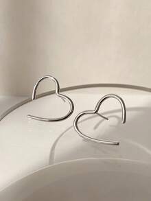 1 paire de boucles d'oreilles à clous en forme de cœur argentées minimalistes, exquises, mode, polyvalentes et élégantes, convenant pour le port quotidien, les vacances et les fêtes des femmes - Argent - Voir 3