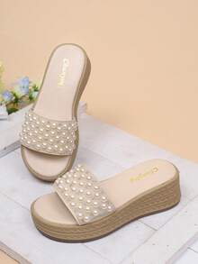 Sandal Hak Tinggi Minimalis Elegan dengan Desain Slip-On dan Hiasan Mutiara dan Berlian Imitasi, Model Wedges Platform, dan Ujung Terbuka. - Krem - View 9