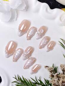10 Peças de Unhas Postiças Feitas à Mão em Formato de Amêndoa com Estilo Francês Branco, Pó Aurora e Entalhes de Pérola. Versátil para Todos os Formatos de Mão, Perfeito para Passeios Diários, Encontros Doces e Mais Ocasiões. Uma Escolha de Presente Requintada e Luxuosa para Mulheres. Unhas Postiças Feitas à Mão - Branco - Visão 4