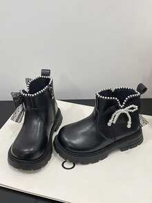 1 Paar neue schwarze Mode-Stiefel mit Schleife und Perlen, süßes Design: große Schleife an der Seite mit Kunstperlen-Dekoration, voller mädchenhafter Charme, wertet Outfit-Eleganz und Niedlichkeit sofort auf, kreiert mühelos einen süßen Stil-Look, Empfehlung: eine Nummer größer bestellen - Schwarz - Übersicht 1