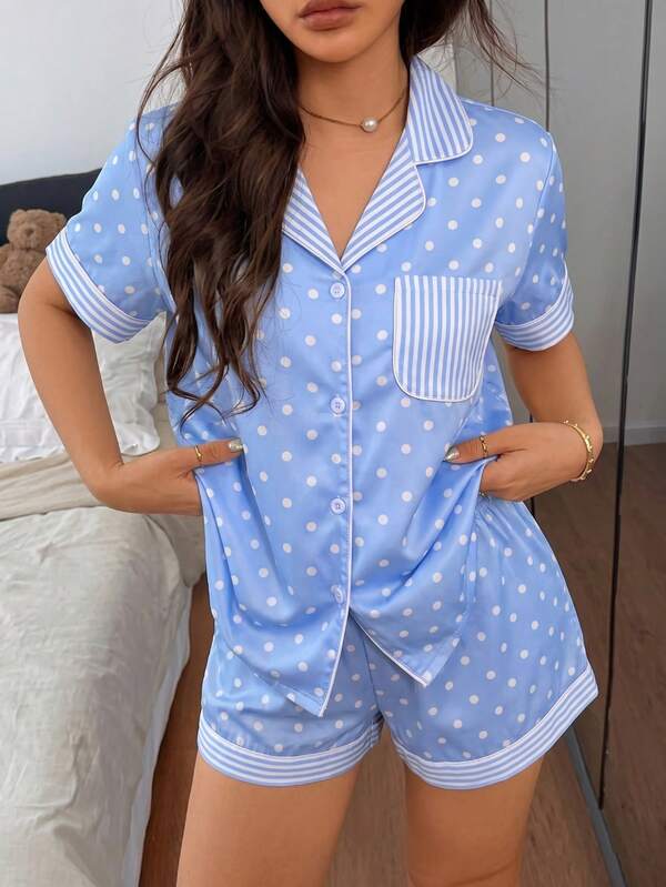 Set de pijama pentru femei, 2 piese, albastru deschis, cu patchwork în polcă și dungi, mânecă scurtă, model nou de vară, top cardigan cu rever și pantaloni scurți, moale, prietenos cu pielea, respirabil și ușor, loungewear casual cu croială largă, avantajos pentru toate tipurile de corp, disponibil în mai multe mărimi, stil proaspăt și juvenil, versatil și atemporal, set esențial de dormitor confortabil pentru acasă și purtare zilnică, la modă și primitor pentru diverse scenarii casnice