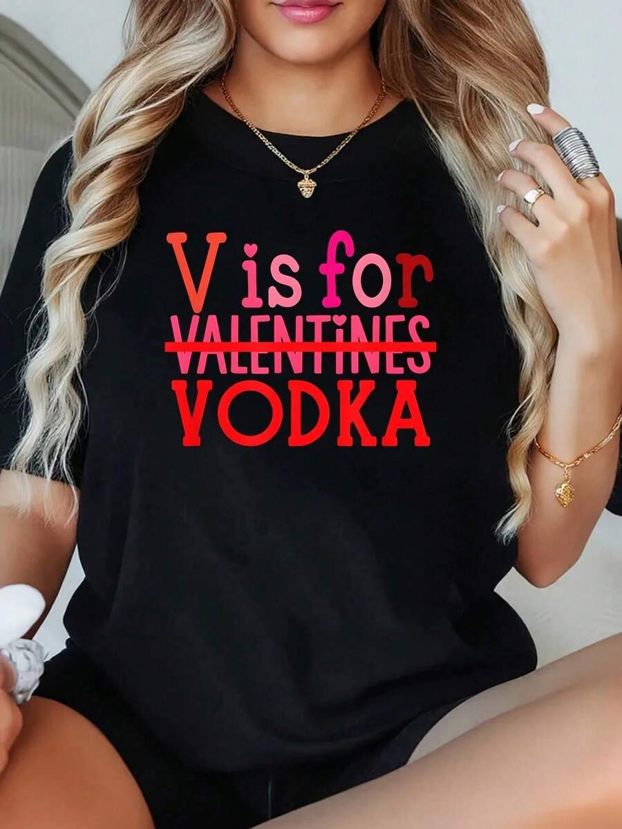 1 Camiseta Divertida con la Inscripción "V Is For Vodka Drinking" para el Día de San Valentín, Talla Grande para Mujer, Camiseta Gráfica de Manga Corta de 220g, Novedosa, 100% Poliéster, Cue - Negro - Ver 1