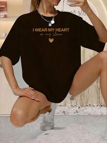 I Wear My Heart On My Sleeve, 1 Piece, Plus Size Women's T-Shirt, 220g Short Sleeve Graphic Tee, Novelty, 100% Polyester, Casual Crew Neck T-Shirt. - 黑色 - 查看 1