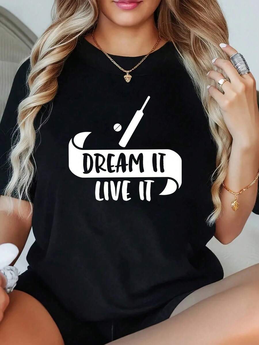 1 Pieza Dream It Live It Cricket Camiseta de Talla Grande para Mujer, Estampado Gráfico, Manga Corta, 220g, Novedosa, 100% Poliéster, Cuello Redondo Casual - Negro - Ver 1