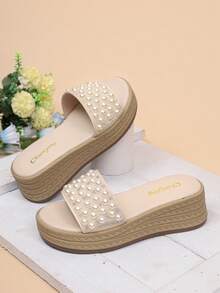 Sandal Hak Tinggi Minimalis Elegan dengan Desain Slip-On dan Hiasan Mutiara dan Berlian Imitasi, Model Wedges Platform, dan Ujung Terbuka. - Krem - View 2