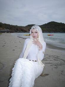 1件夏季白色皺紋雪紡圍巾 180*70cm 女款透氣壓褶薄紗圍巾 輕盈垂墜 可作為頭巾/圍巾/披肩 海灘度假/拍照造型/日常防曬 多功能百搭 - 白色 - 查看 3