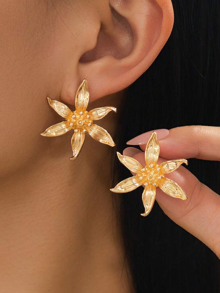 1 Pair Minimalist Gentle Summer Beach Vacation Style Gold 3D Realistic Six-Petal Flower Stud Earrings For Women - Yellow Gold - View 1