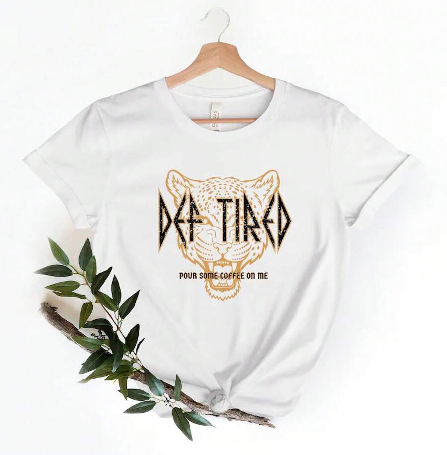 Camiseta Def Tired Pour Some Coffee On Me 2026, Camiseta Def Tired Tiger, Camiseta , Camiseta de música rock and roll, Camiseta de la banda de rock - Blanco - Ver 1