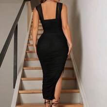 Vestido negro ajustado de tirantes con ribete de volantes en la falda y abertura en la Bottom de malla para verano - Rosa Fucsia - Ver 3