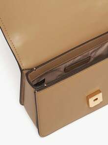 Michael Kors MK Delancey liten handväska crossbodyväska för kvinnor, axelväska med klaff, topphandtag och loggmönster - Kamel - Visa 8