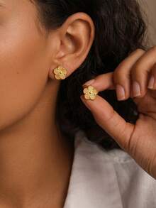 RAYQUEEN 1 Pair Stainless Steel Gold-Tone Fashion Versatile Clover Stud Earrings Jewelry For Women, Suitable As Gift - Yellow Gold - View 8