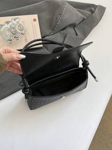 多功能實用五金扣翻蓋單肩包，經典時尚鱷魚紋可調節女款斜背包，適合購物、錢包、年輕女性、大學生、職場新人及白領人士。完美適用於辦公室、大學、工作、商務、通勤、戶外活動、旅行及出遊。 - 黑色 - 查看 8