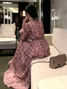 女士优雅现代全印花奢华时尚连衣裙，豹纹印花，优雅保守纽扣亮片拼接沙滩裙 - 藕粉色 - 查看 6