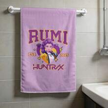Miniso منشفة Huntrix Rumi، "RUMI HUNTRIX EST. 2025" طباعة شخصية من القطن النقي الناعم، متوفرة في عبوات 1، 2، 3، 4، 5، 6، مثالية للحمام والاستخدام المنزلي - لون - مشاهدة 1