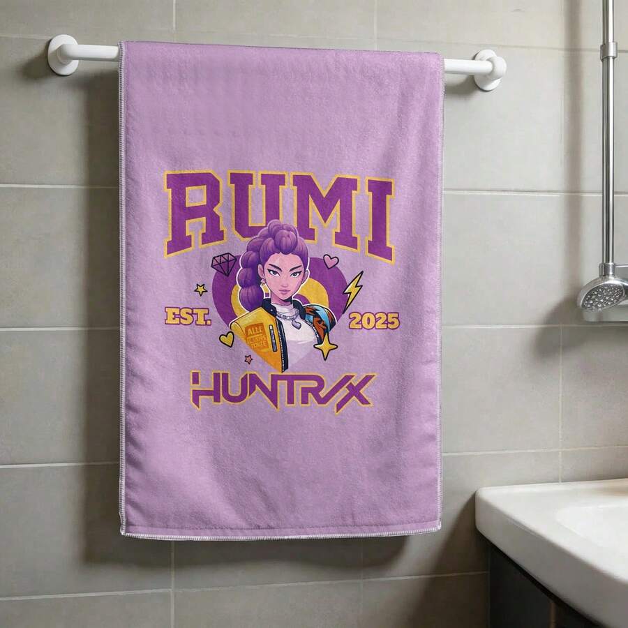 Miniso منشفة Huntrix Rumi، "RUMI HUNTRIX EST. 2025" طباعة شخصية من القطن النقي الناعم، متوفرة في عبوات 1، 2، 3، 4، 5، 6، مثالية للحمام والاستخدام المنزلي - لون - مشاهدة 1