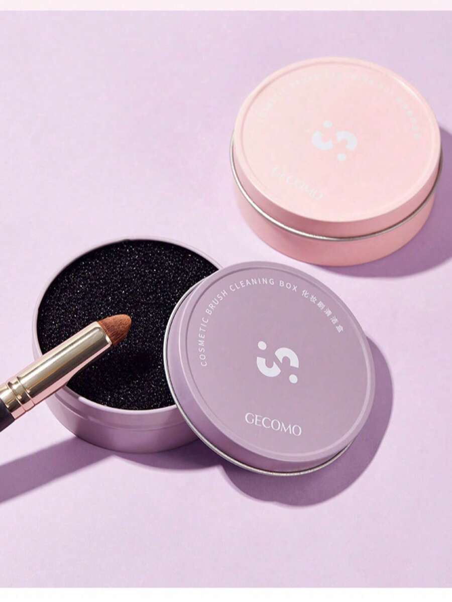 1pc Caixa de Limpeza de Pincéis de Maquilhagem com Pincel de Sombra e Esponja de Limpeza, uma Ferramenta de Limpeza a Seco para Remover Completamente os Resíduos de Cosméticos nas Cerdas do Pincel sem Danos. A Esponja é Substituível e Lavável. Leve, Prática e Reutilizável, Adequada para Uso Doméstico e Viagens ao Ar Livre. Também é um Presente Encantador para Família e Amigos, um Item Essencial de Viagem.