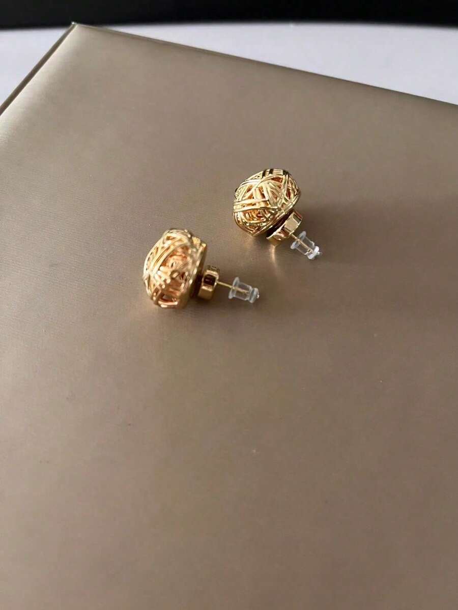 Boucles d'oreilles à clous tressées creuses dorées pour femmes, design de niche élégant et luxueux, boucles d'oreilles exagérées haut de gamme européennes et américaines - boucles d'oreilles sphériques - Voir 1