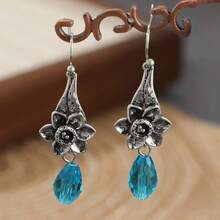 Pendientes de silueta floral vintage con colgante azul facetado, que emanan el encanto vintage del estilo Mori - Plateado - Ver 3