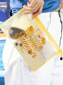 大容量防水收納袋 文具袋 亮片印花「Hello Summer」圖案化妝包 海灘主題 大容量透明化妝袋 輕量 春夏收納 適合游泳、海灘、潛水及夏季度假 學生開學季 輕量防曬收納袋 適合送給朋友、家人、女友及同學 生日、節日、派對、婚禮（伴娘）、教師節禮物與紀念品 開學季適用 - 彩色 - 查看 5