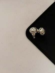 Boucles d'oreilles à clous tressées creuses dorées pour femmes, design de niche élégant et luxueux, boucles d'oreilles exagérées haut de gamme européennes et américaines - boucles d'oreilles sphériques - Voir 2