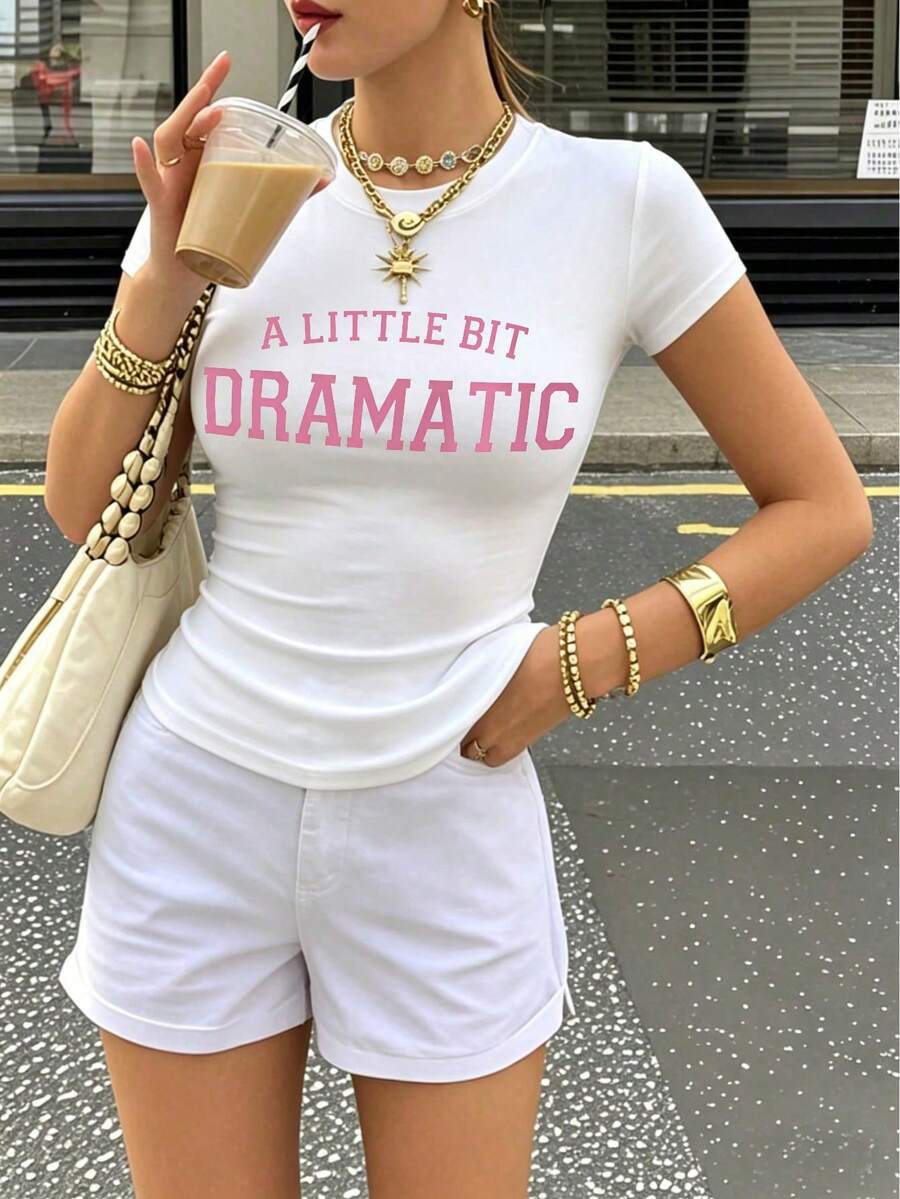 「A Bit Dramatic」圖案短版上衣，Y2K風格修身短袖女款休閒襯衫