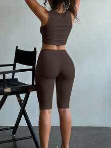 LovelyWholesale Conjunto de 2 piezas de top de tirantes de cuello redondo y shorts de unicolor para mujer, atuendo de verano - Marrón - Ver 4