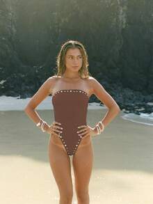 Traje de baño de una pieza para mujer de verano, unicolor con diseño de remaches, sin espalda, bandeau, diseño de corte de diseñador, adecuado para playa, piscina, ropa de vacaciones de verano, unicolor acanalado sin espalda para vacaciones en la playa, graduación, baile de graduación, cumpleaños, unicolor negro con perlas para vacaciones en la playa - Marrón Mocha - Ver 1