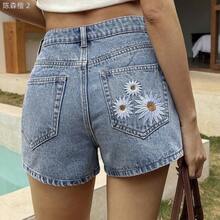 xuehuamaoyi02  Shorts vaqueros casuales de talle regular con decoración de bordado floral, estilo Y2K para verano - Lavado ligero - Ver 4