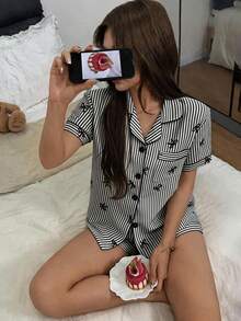 春夏季女款 2 件組舒適蝴蝶結印花翻領鈕扣短袖上衣與舒適短褲睡衣套裝，適合春夏季居家穿著 - 黑與白 - 查看 5