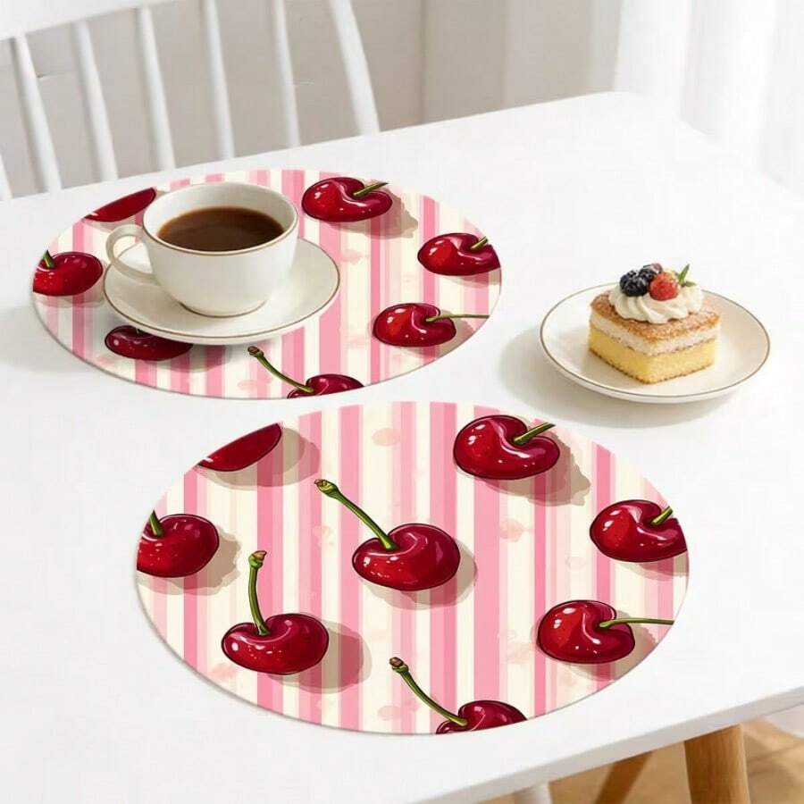 1/2/4/6/8/300 piezas Manteles de lujo de la serie de frutas, decorados con un patrón de cerezas frescas y un fondo de rayas rosas. Material de poliéster lavable a máquina, resistente a las manchas, impermeable y fácil de limpiar. Adecuado para decoración de fiestas y cocina.