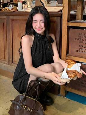 เสื้อเชิ้ตแขนกุดลายจุดโบว์สำหรับผู้หญิง สไตล์โรแมนติกฝรั่งเศสฤดูร้อน เสื้อแขนกุด ดีไซน์ที่เป็นเอกลักษณ์ สีดำ