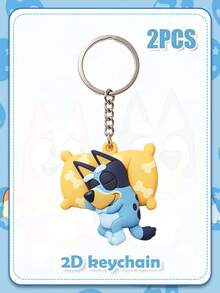 Bluey 主題家庭肖像 2D 鑰匙圈，以深受喜愛的 Heeler 一家戴著皇冠的歡樂合照為特色。非常適合作為俏皮的包包吊飾、日常配件或給粉絲的溫馨主題派對禮物。 - 多款 - 查看 15