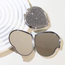 Espelho de Bolso Portátil Dobrável em Formato de Coração com Strass de Luxo, Espelho de Maquiagem Dupla Face Brilhante, Uso Duplo para Casa e Viagem. Espelho de Vaidade de Bolso Requintado, Compacto e Portátil, Adequado para Decoração de Sala de Estar, Quarto, Banheiro; Também um Ótimo Acessório de Viagem, Perfeito como Presente de Casamento, Festa, Aniversário para Mulheres, Meninas, Mães, Amigas e Amantes. - Multicolorido - Visão 12