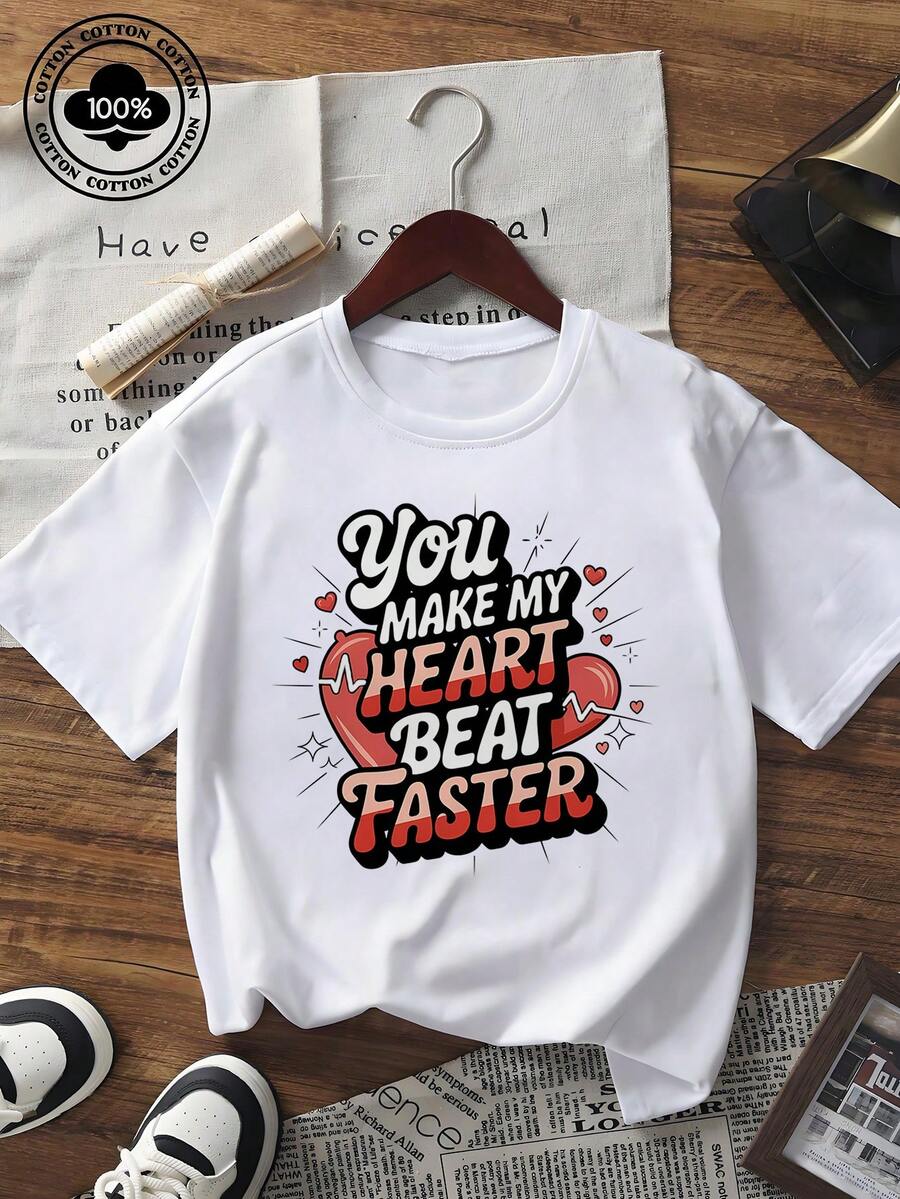 T-shirt casual unissexo de manga curta com estampa gráfica de coração e frase "You Make My Heart Beat Faster", para uso diário no verão - Branco - Ver 1