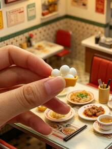 1/3/5 sets Modelo de huevo en miniatura de 2.2 cm | Huevo mini realista + accesorio de soporte de huevo amarillo | Decoración de cocina vintage francesa para casa de muñecas | Material de resina cremosa | Detallado y realista para almacenamiento y exhibición | Decoración de cocina / escena de horneado para casa de muñecas | Adecuado para fiestas festivas & montajes de miniaturas diarios - Multicolor - Ver 2