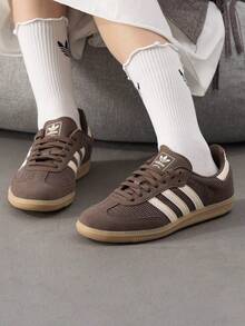 Adidas Originals SAMBA OG 休闲轻便运动鞋，男女通用日常穿着和旅行跑步鞋，JI3184 - 岩層深土地棕/奇妙白/魔力淺褐 - 查看 1
