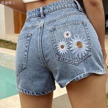 xuehuamaoyi02  Shorts vaqueros casuales de talle regular con decoración de bordado floral, estilo Y2K para verano - Lavado ligero - Ver 7