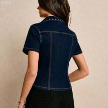 xuehuamaoyi02  Camisa vaquera de mujer de manga corta con cuello en V, decoración de remaches, ajuste ceñido, adecuada para el uso diario en verano - Azul lavado oscuro - Ver 10
