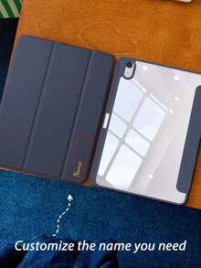 1件透明壓克力三折客製文字平板保護殼 深藍色，可客製文字，相容 iPad 10th/11th/10.2/10.5/Air4/Air5/10.9/Pro11/Air 11-In.(M2)-2024/Pro 11-In.(M4)-2024/Air 11-Inch (M3) 機型，內建筆槽，高透明壓克力背殼，矽膠邊框防彎曲防刮防摔，三折可調視角支架，磁吸/自動睡眠喚醒，簡約休閒風，平板翻蓋保護殼，產品不含筆，部分機型附相機框 - 深藍 - 查看 1