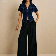 xuehuamaoyi02  Camisa vaquera de mujer de manga corta con cuello en V, decoración de remaches, ajuste ceñido, adecuada para el uso diario en verano - Azul lavado oscuro - Ver 4